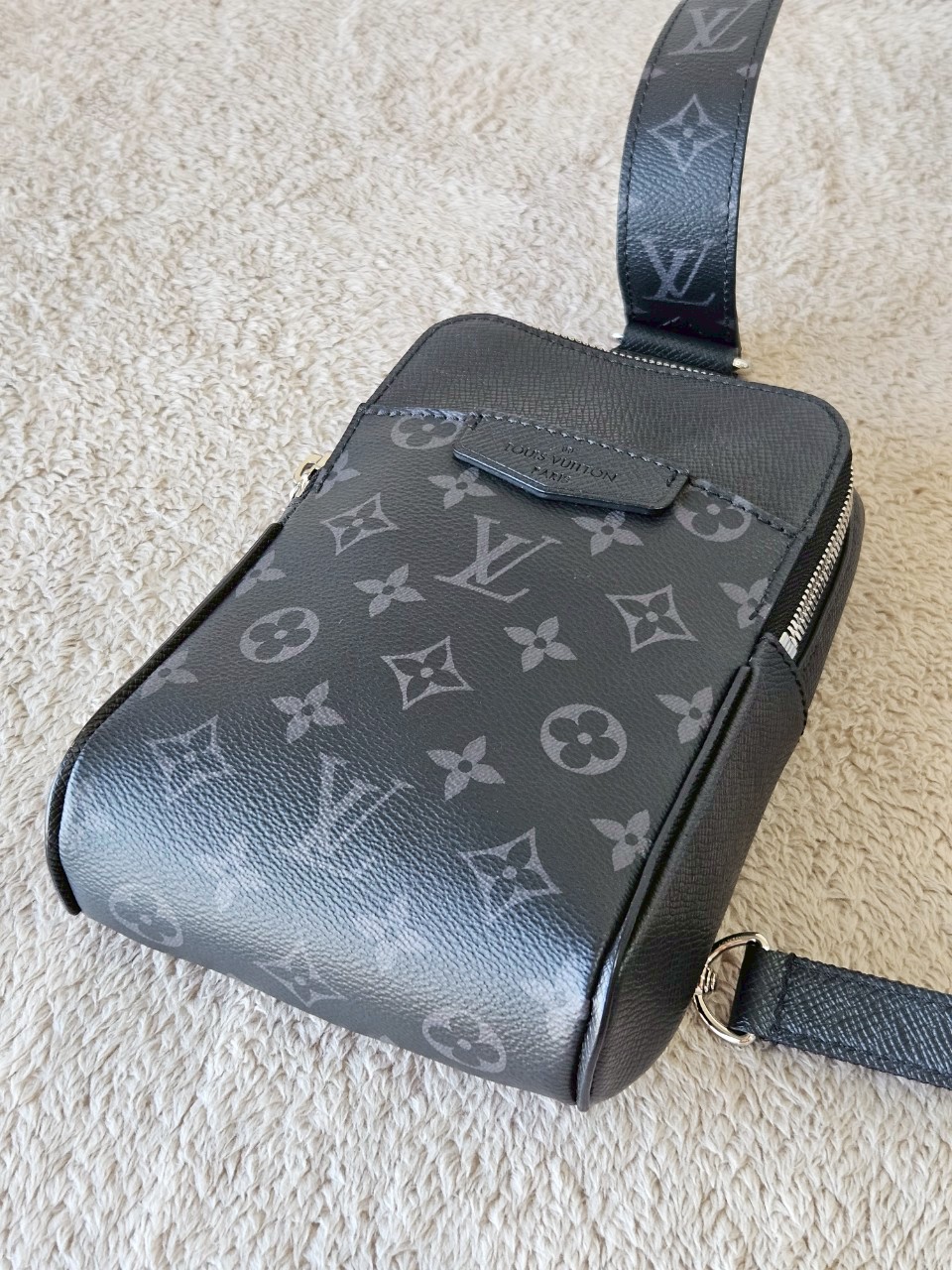 LV Outdoor Slingbag Taigarama Black Microchip