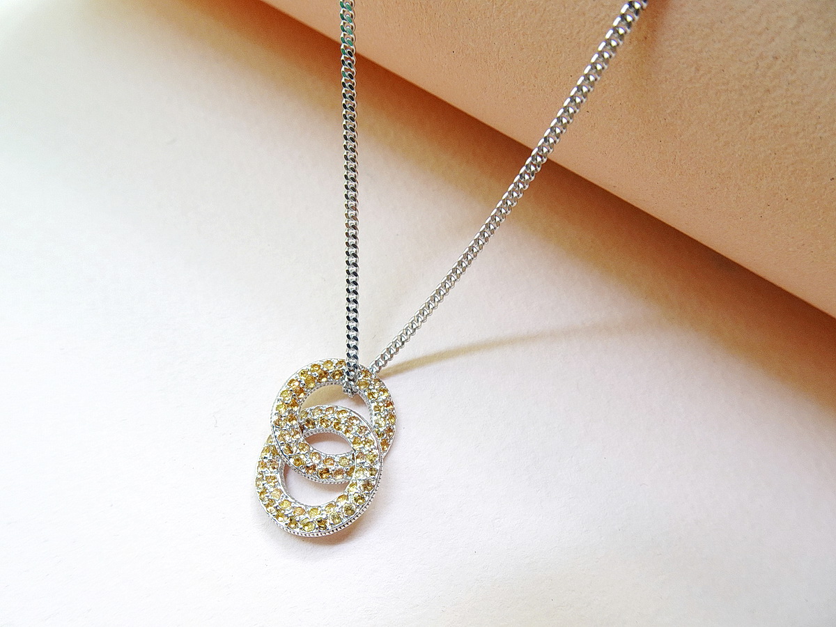 จี้พลอยบุษราคัมสีเหลือง ดีไซน์สุดเก๋ ตัวเรือนเงินแท้ silver925 ชิ้นงานประณีต จัดส่งรวดเร็ว รับประกันคุณภาพสินค้า