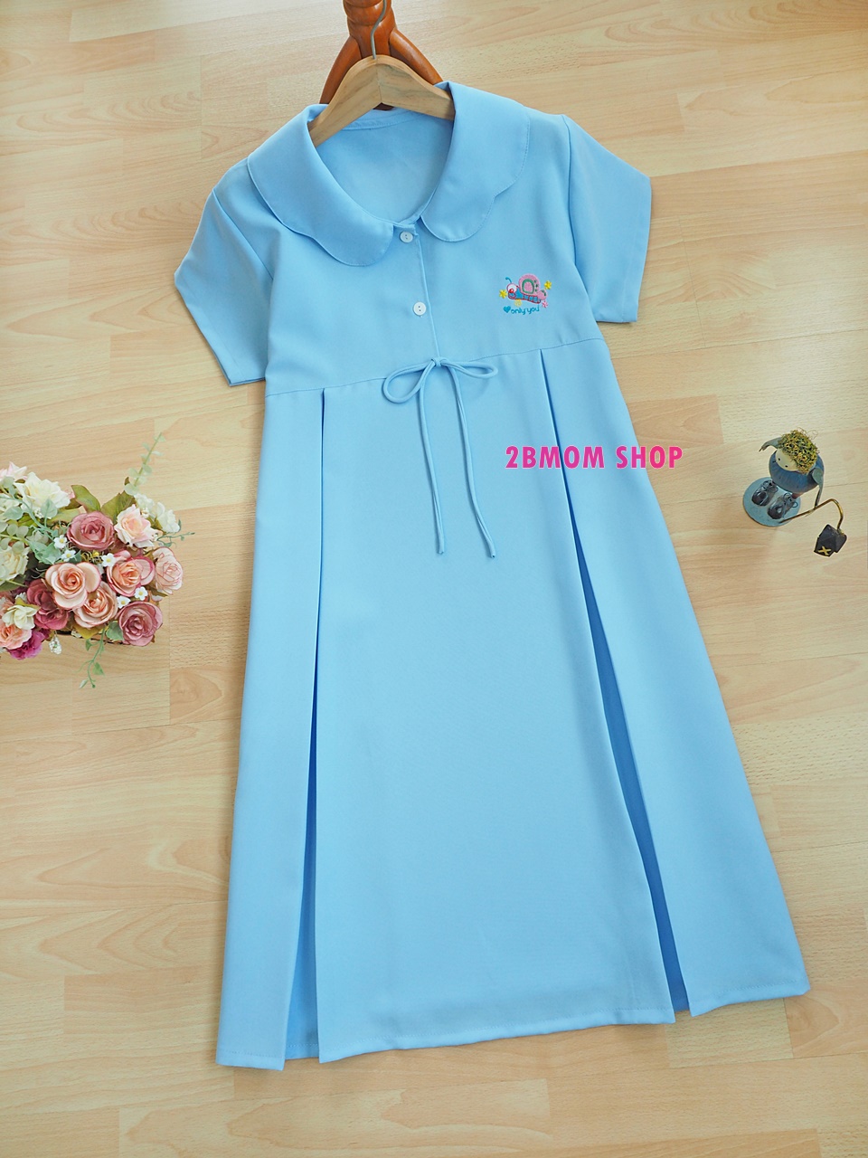 เดรสคลุมท้องสีฟ้า ปกคอรูปกลีบดอกไม้ ปักรูปผีเสื้อที่อก กระดุมหน้าแกะได้ มีกระเป๋าข้าง มีสายผูกหลัง เนื้อผ้าดี ผ้านิ่ม ใส่สบายมากๆค่ะ