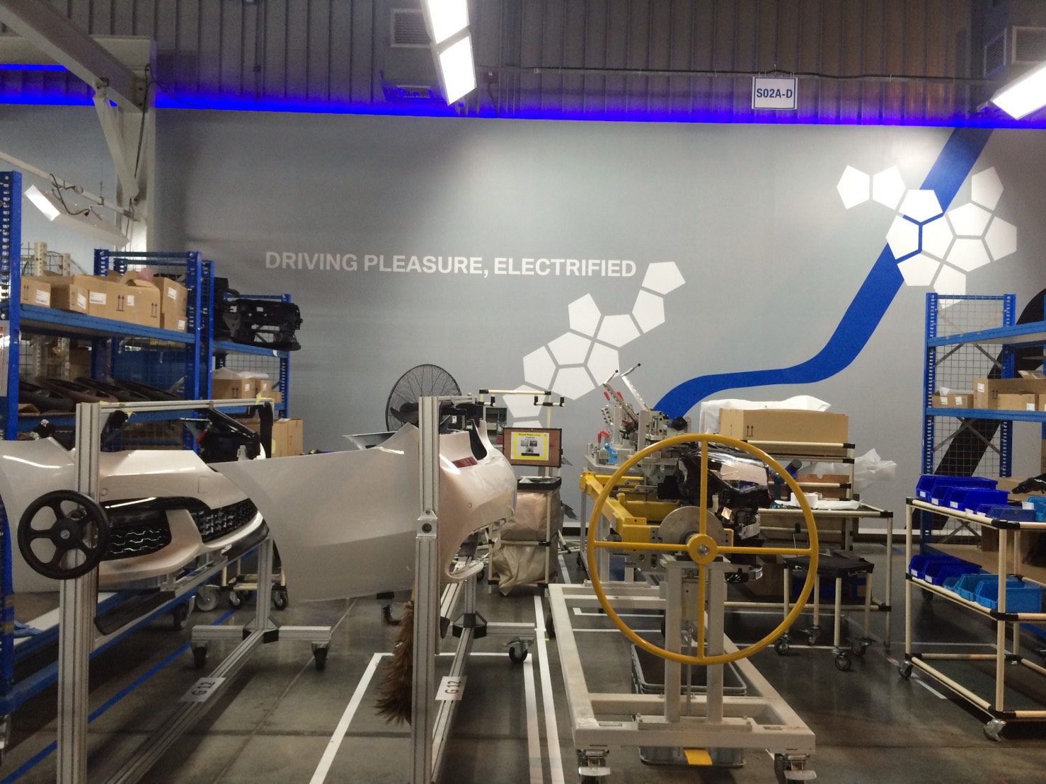 งานผลิตติดตั้ง โรงงาน BMW โครงสร้างเหล็กยึดผนัง กรุแผ่นพลาสวูด 10 มม. โปีวเก็บสี ติดสติกเกอร์ พร้อมติดตั้งราคาโรงงาน