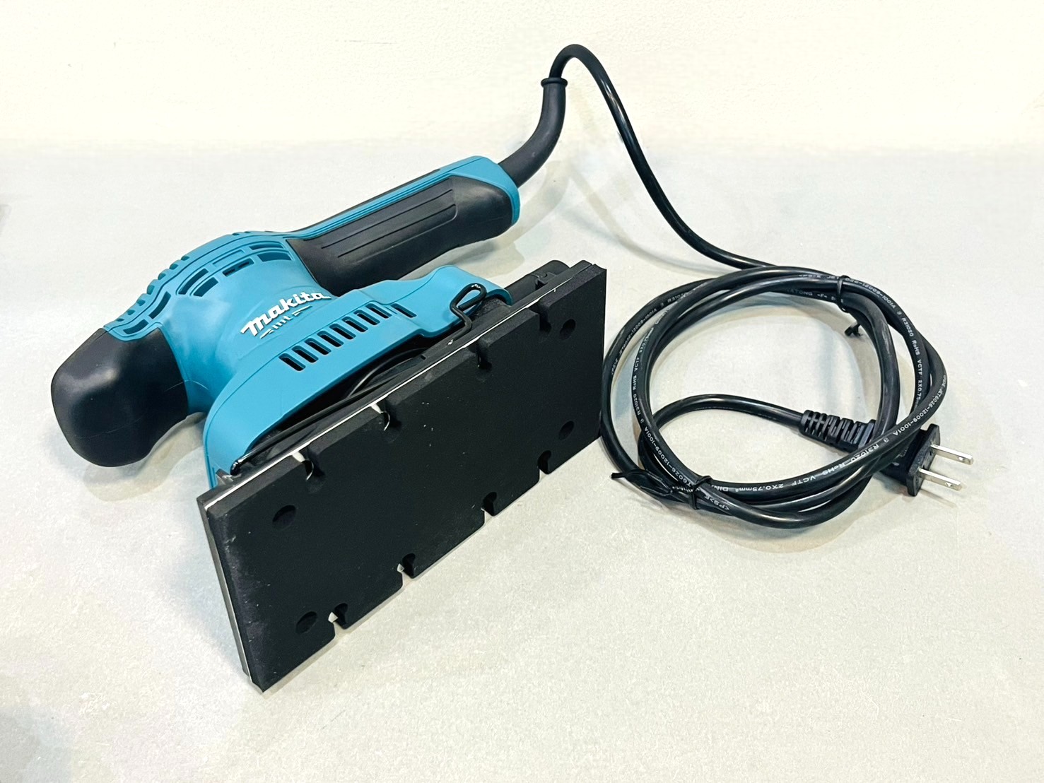 เครื่องขัดกระดาษทรายสั่น M9203B Makita