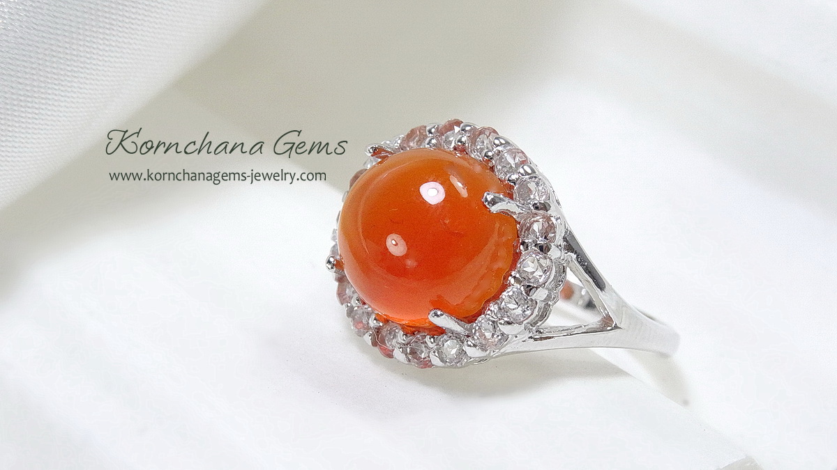 อัญมณีสำหรับคนเกิดวันพฤหัส พลอยโมรา orange chalcedony สีส้มสดใส ล้อมด้วยพลอยสีขาว ทั้งเซ็ทประกอบด้วยแหวน ต่างหู จี้พร้อมสร้อย ชิ้นงานคุณภาพ