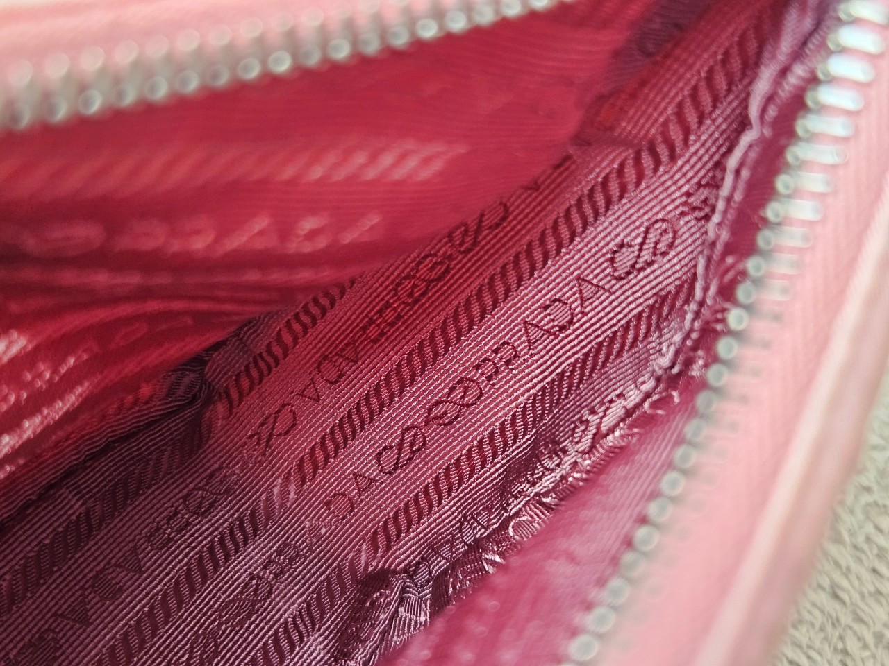 Prada Re-Edition 2005 Re-Nylon หูหนัง สีชมพู