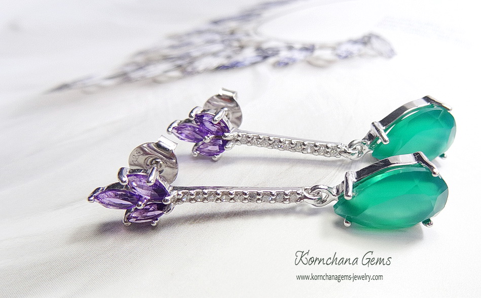 ต่างหูโมราหรือกรีนอาเกทสีเขียวสวย ทรงลูกแพร ขนาด 14 mm. แมทซ์กับตัวเรือนอเมทิสท์สีม่วงเข้ม สวยลงตัว ตัวเรือนเงินแท้ silver925 ความยาวต่างหู 4 cm.