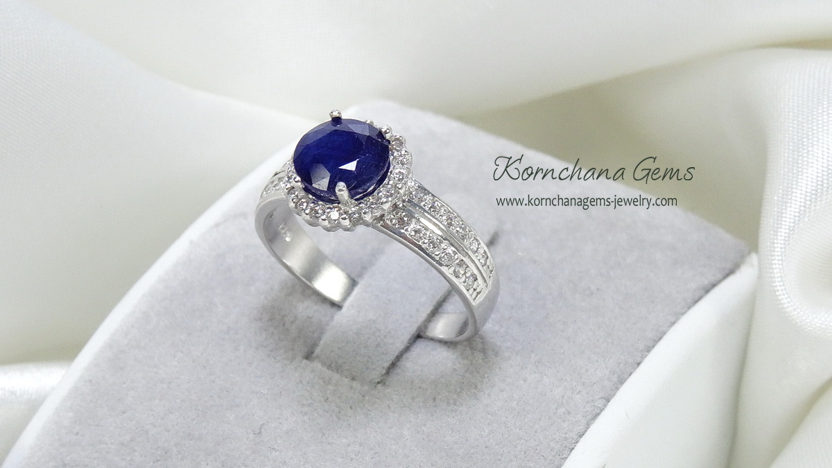 แหวนพลอยแท้ แหวนไพลินสีน้ำเงินทรงกลมล้อมพลอยขาวไวท์โทพาส white topaz ใส่ได้ตลอด คลาสสิคสไตล์ ใส่ได้ตลอด ตัวเรือนเงินแท้