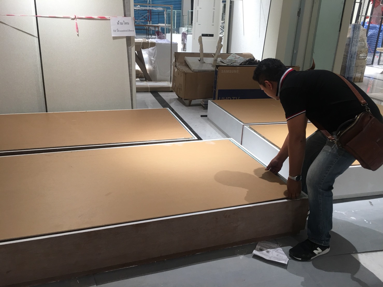 งานผลิตติดตั้ง อะคริลิค 5 มม.วางไฟ ทำสี ติดอะคริลิค่ใส 15 มม. พร้อมติดตั้งราคาโรงงาน