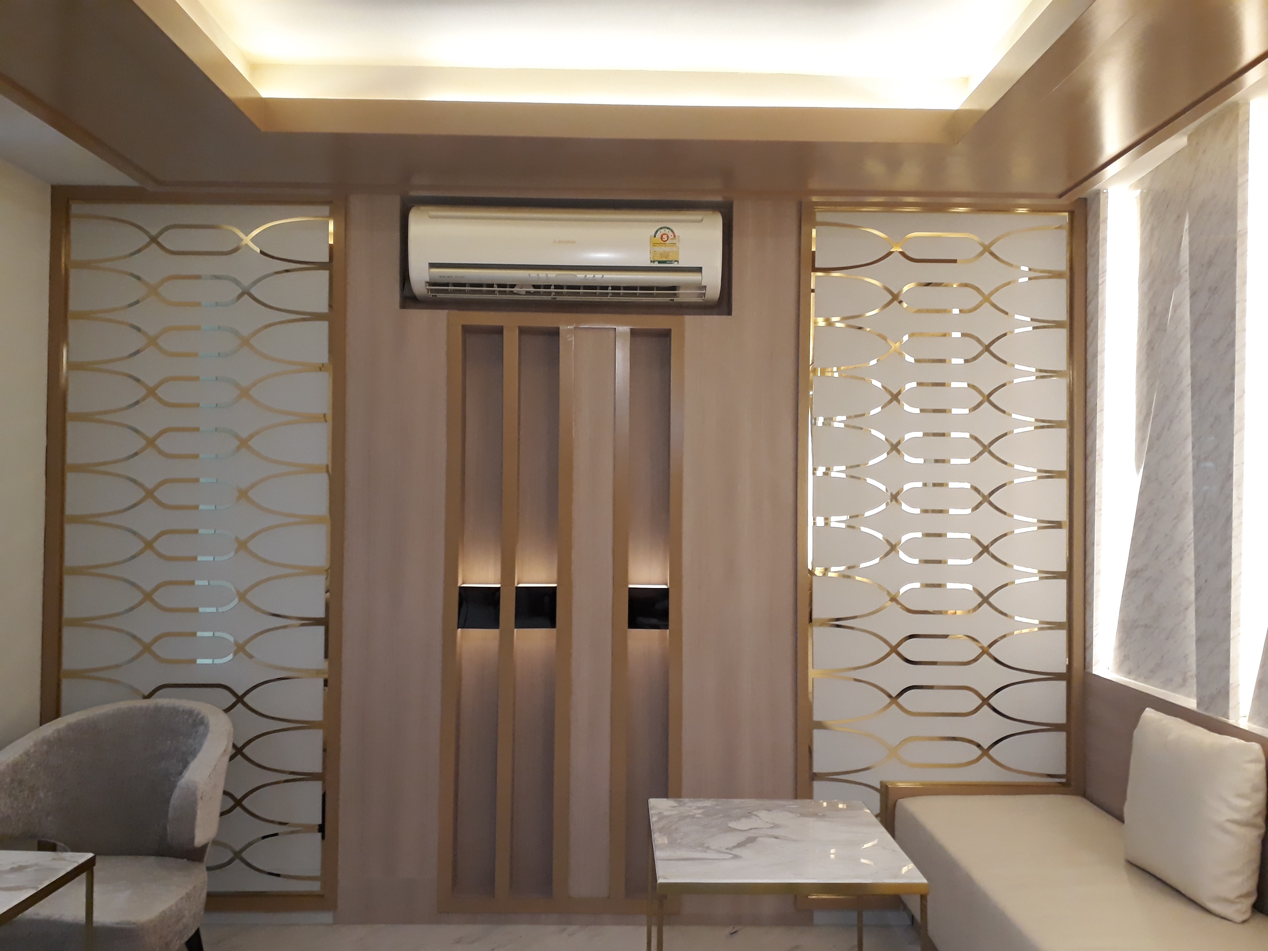 งานผลิตติดตั้ง MAYFAIR CLINIC ฉลุแผ่นไทเทเนี่ยมทองเงา 1 มม. ยึดแผ่นอะคลิลิค 3 มม. พร้อมติดตั้งราคาโรงงาน