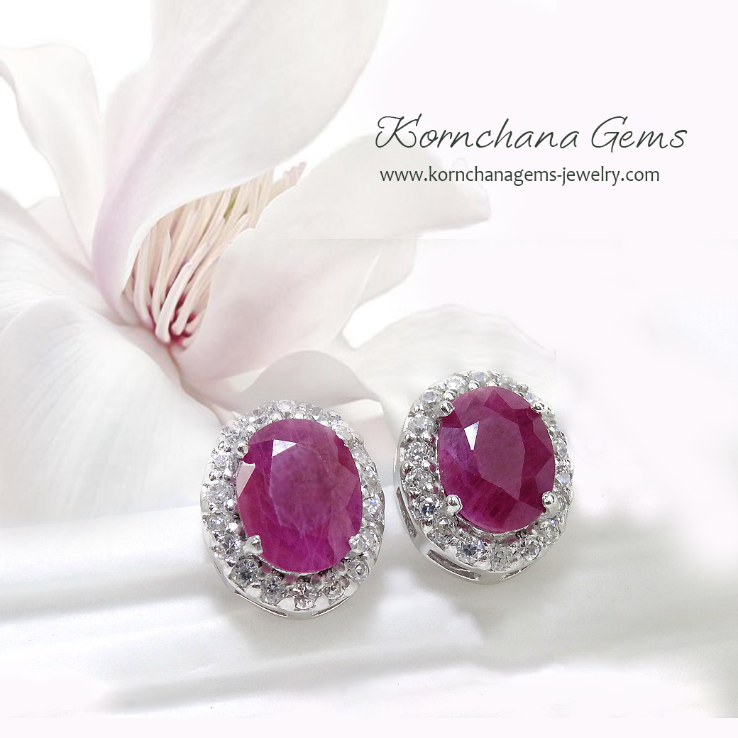 ต่างหูพลอยทับทิมแท้ ล้อมด้วยพลอยขาว white topaz สวยหรู สำหรับใส่ไปงานเลี้ยง งานแต่งงาน หรือใส่กับชุดไทย ขนาดต่างหู 1.6 cm.