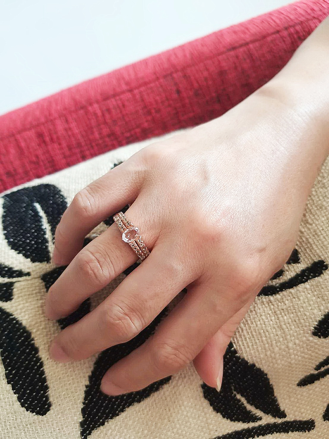 แหวนมอแกไนท์สีชมพูพีชอ่อนใสบริสุทธิ์ ตัวเรือนเงินแท้ ก้อนพลอยดิบจากธรรมชาติไม่ผ่านการปรับปรุง เป็นพลอยที่หายากและราคาค่อนข้างสูงค่ะ เชื่อกันว่ามอแกไนท์เป็นตัวแทนแห่งความรัก