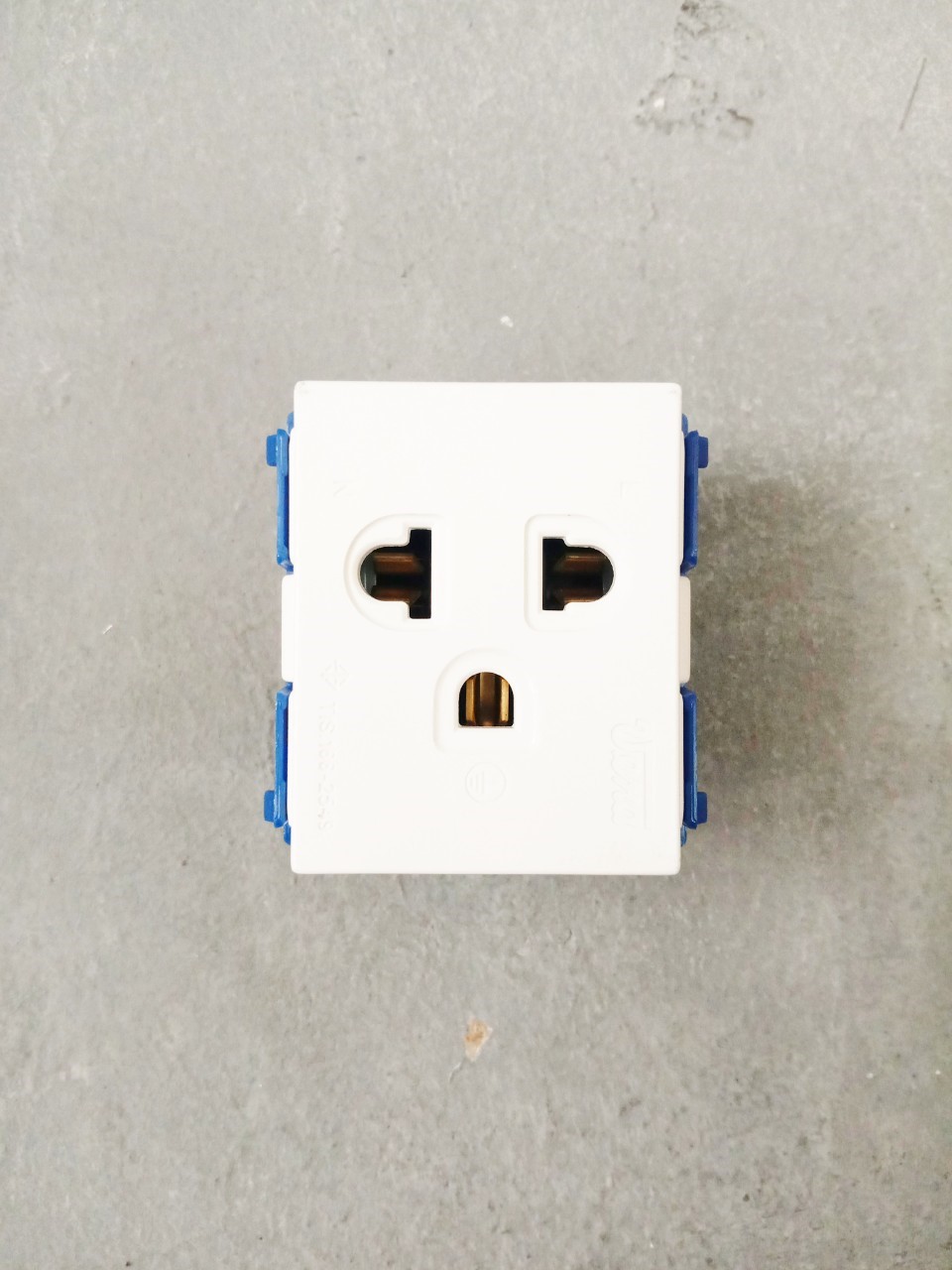 ปลั๊กกราวน์เดี่ยว วีน่า รุ่นใหม่ LR1672