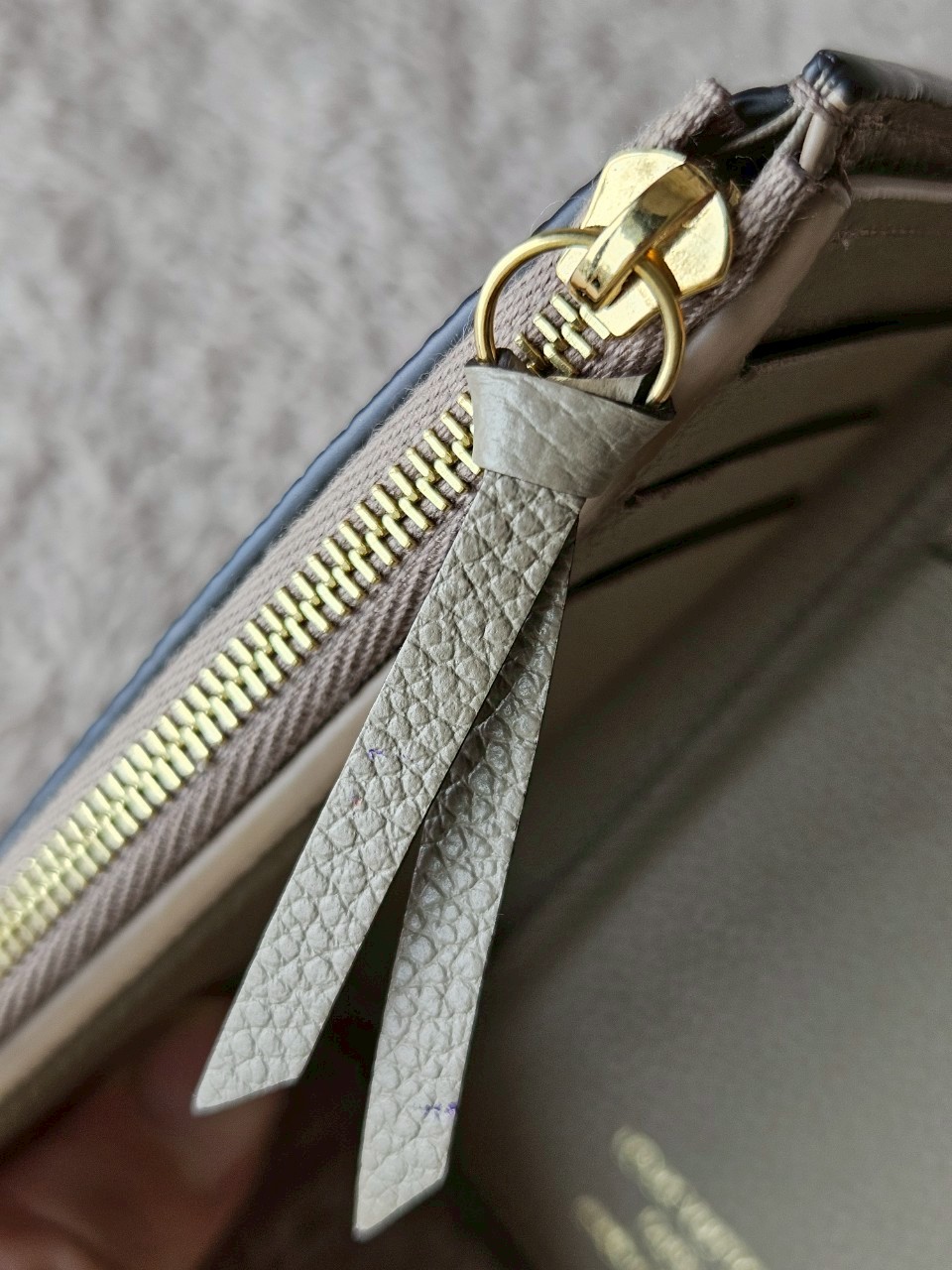 LV M81861 Victorine Mono emp Microchip