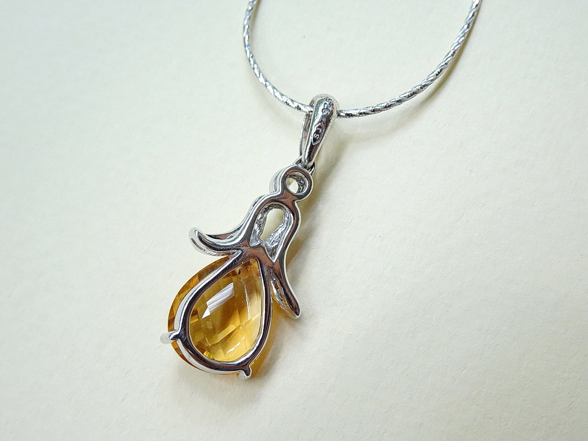 จี้พลอยสีเหลือง พลอยซิทรินทรงหยดน้ำ เจียระไนหน้าตาราง ขนาด 6 กะรัต เล่นไฟ ใสวิ๊ง สวยมากๆค่ะ ตัวเรือนเงินแท้ ชิ้นงานประณีต ความยาวจี้ 3 ซม.