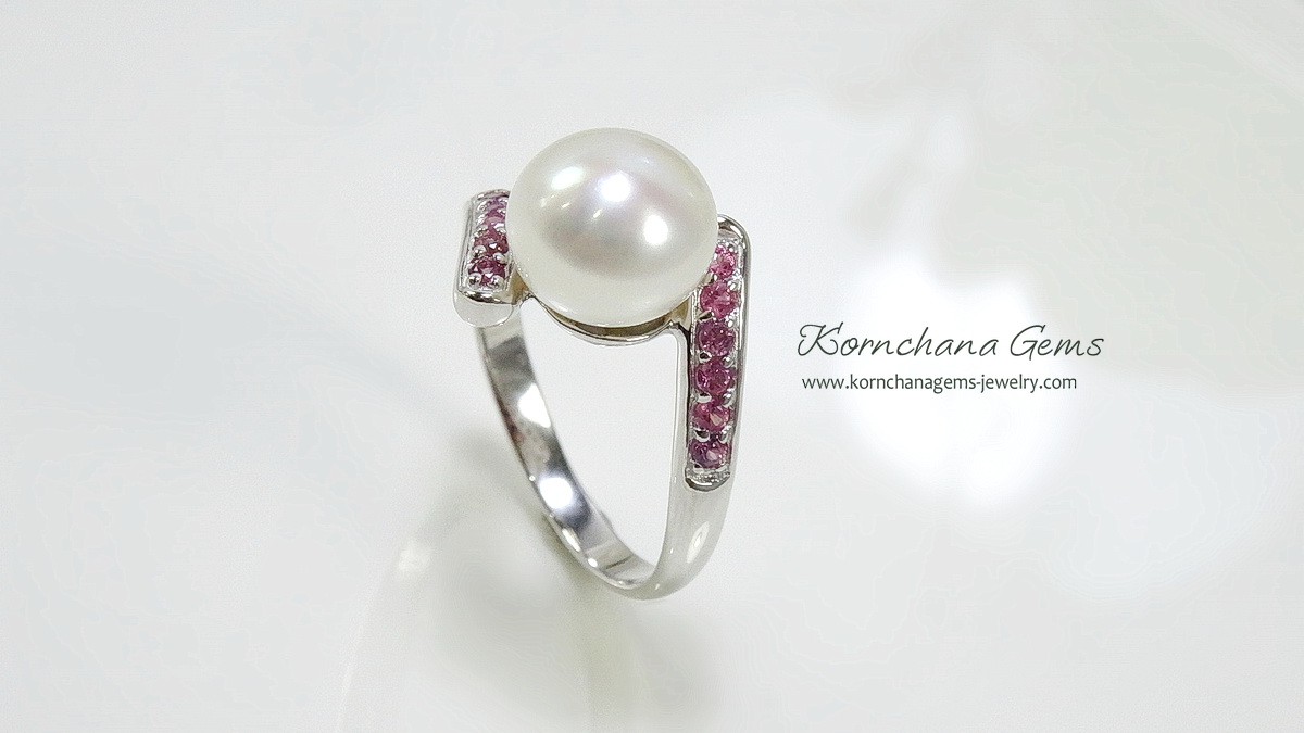 แหวนมุกน้ำจืดแท้สีขาวครีม บ่าข้างฝังพลอยโรโดไลท์สีชมพูหวาน น่ารักมากค่ะ ตัวเรือนเงินแท้ silver925 ชิ้นงานประณีต