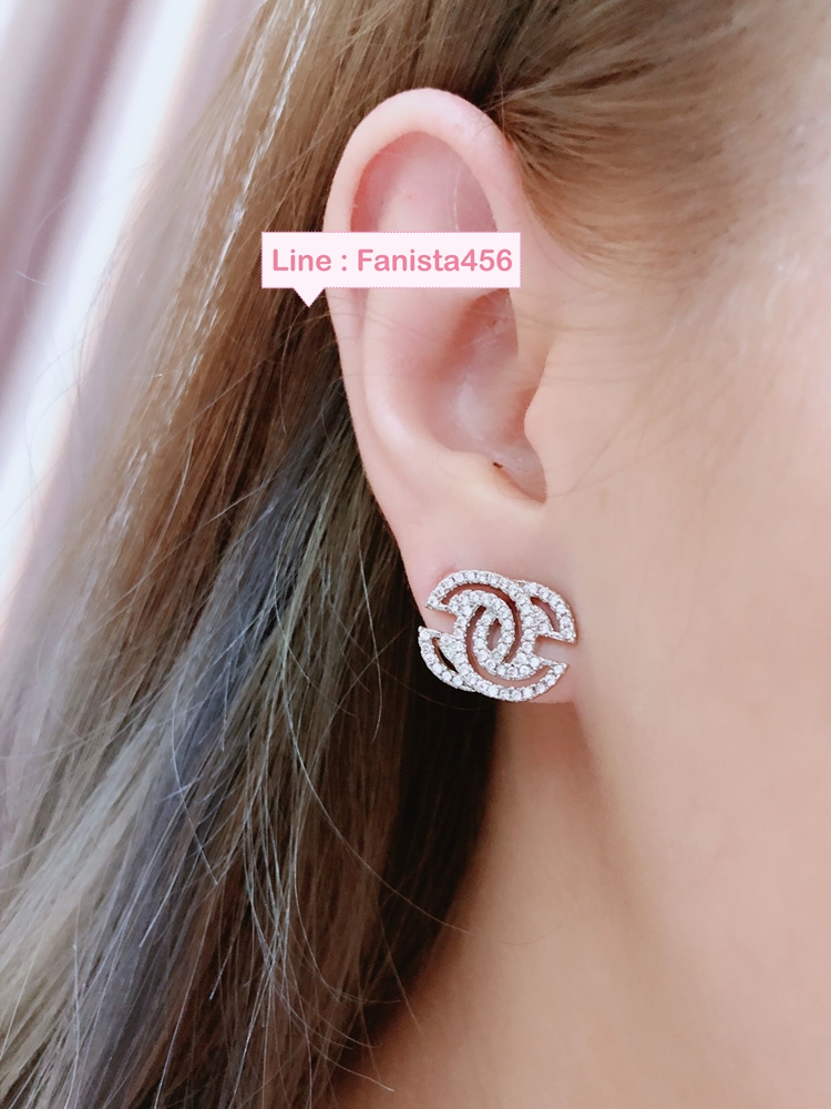 ต่างหูชาแนล แบบติดหู สีเงิน Chanel classic earring