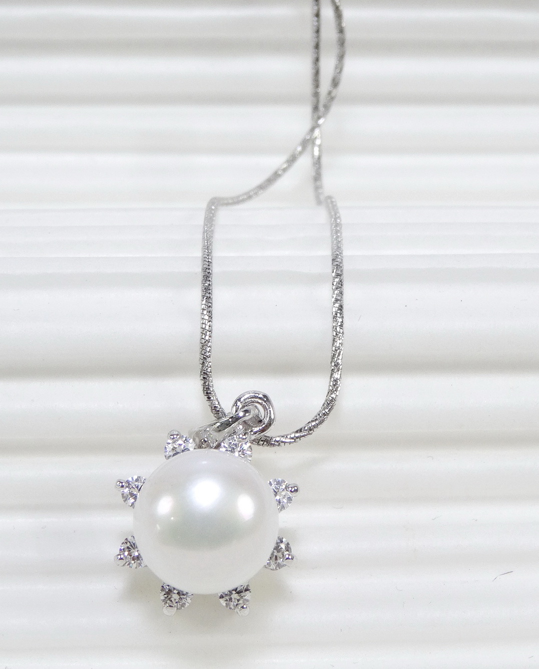 จี้มุกน้ำจืดแท้สีขาวครีม ดีไซน์เป็นดอกไม้หวาน ชิ้นงานประณีตสุดๆ ตัวเรือนเงินแท้ สวยหรู ใส่กับเดรสหวานๆ , ชุดไทย,ชุดไปงานเลี้ยงก็เหมาะค่ะ