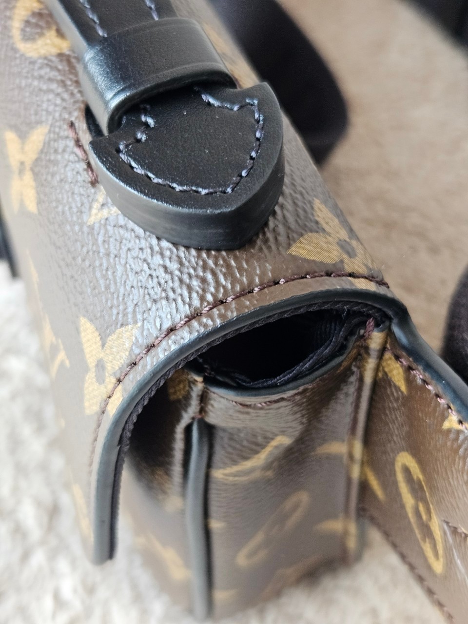 LV S-Lock Slingbag Microchip