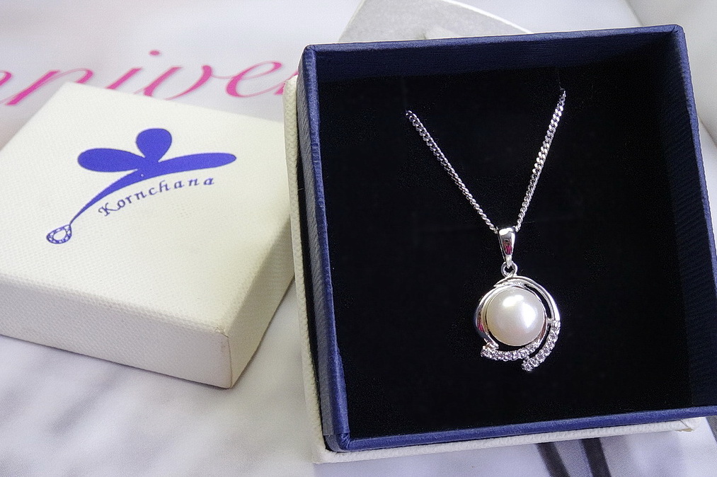 จี้มุกน้ำจืดแท้สีขาวครีม ดีไซน์เก๋ๆ แต่เรียบหรู ตัวเรือนเงินแท้ silver925 ความยาวจี้พร้อมตัวเรือน 1.5 cm. ขนาดกำลังน่ารักใส่ได้ทุกวัน