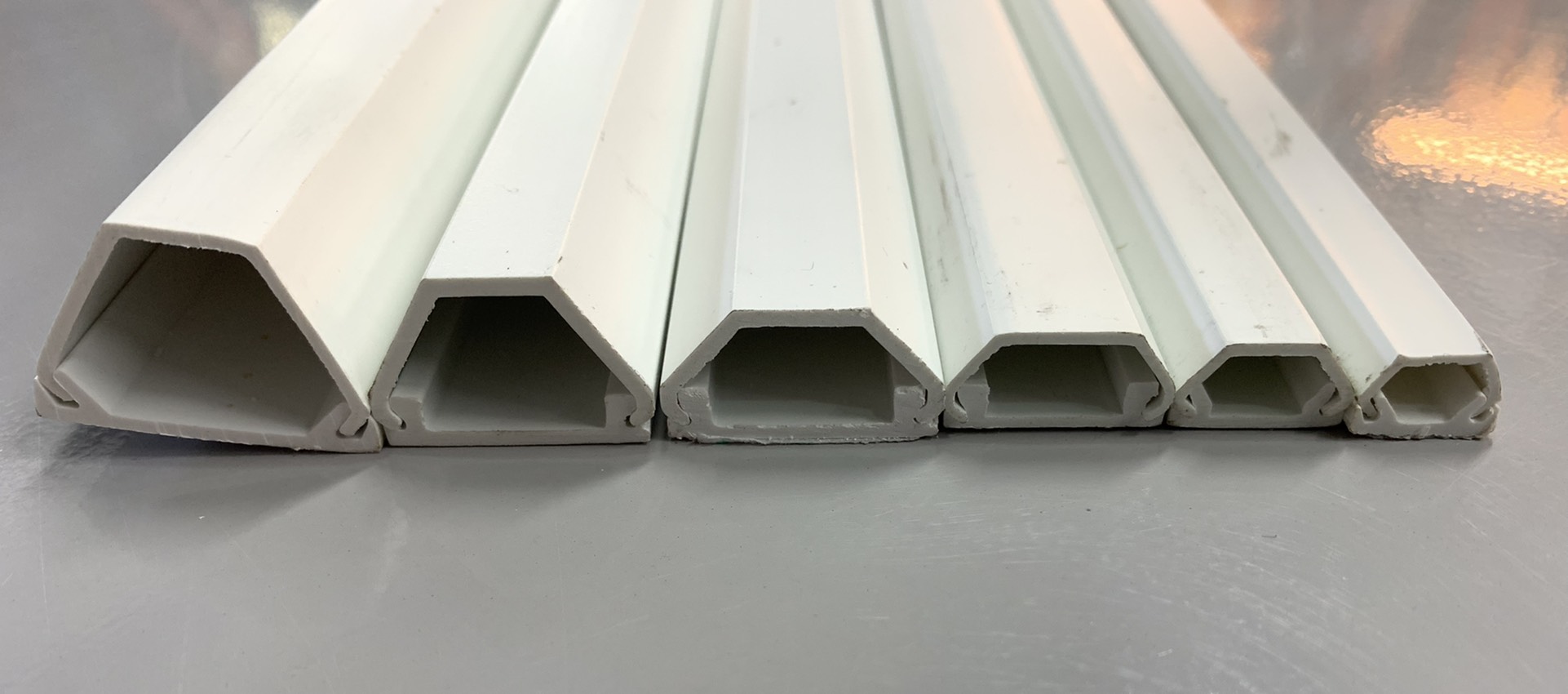 รางเก็บสาย สีขาว 1ม. (หลังโค้งมีเทปกาว)