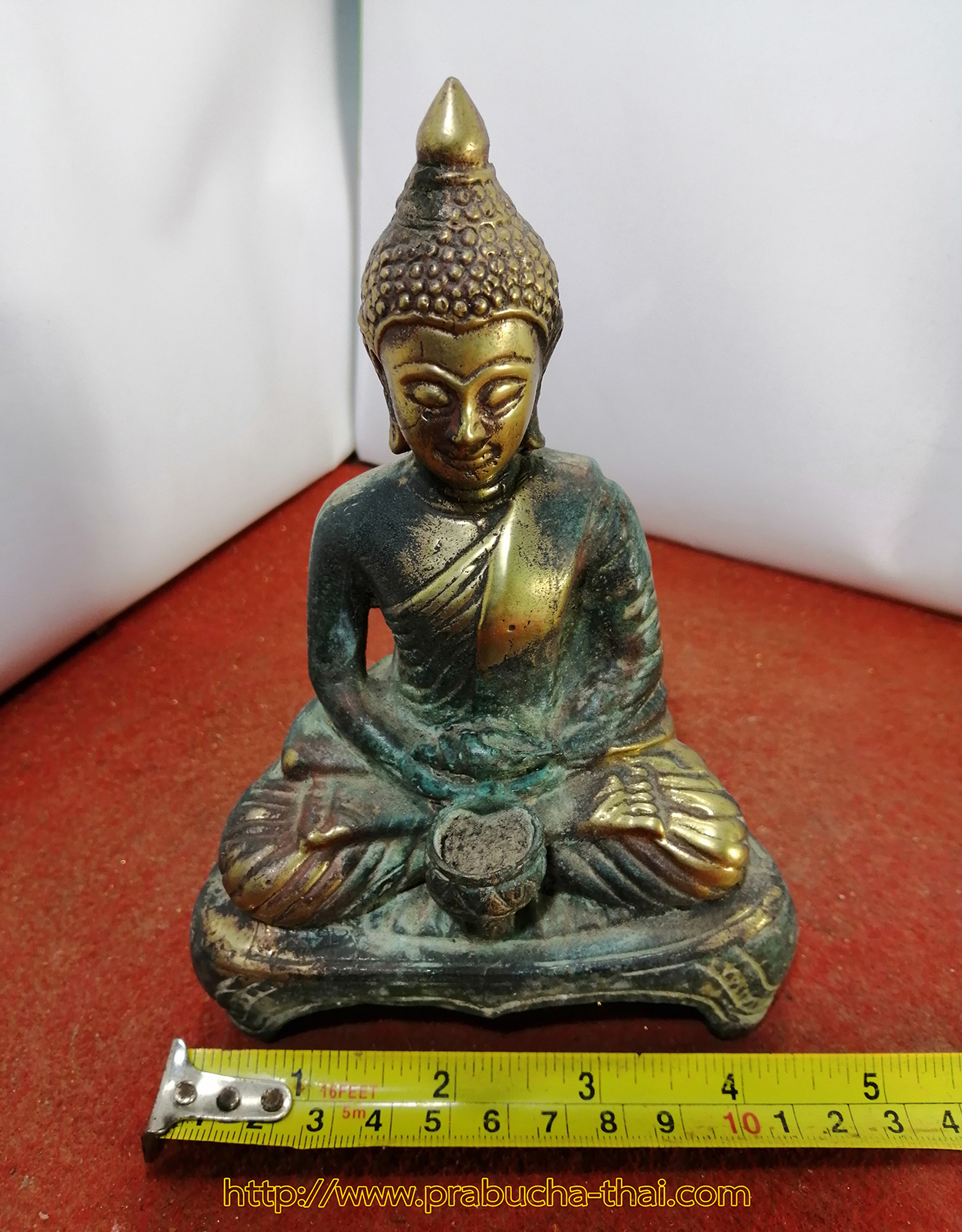 พระพุทธ ปางสมาธิ ด้านหน้ามีบาตรน้ำมนต์ บนตักมีหอยสังข์ หน้าตัก 4 นิ้ว เนื้อสำริด