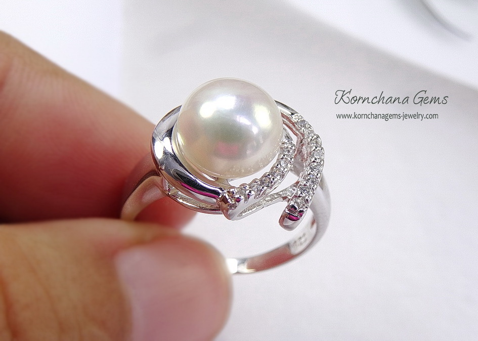 แหวนมุกน้ำจืดแท้สีขาวครีม เม็ดมุกขนาด 0.8 mm. ดีไซน์เก๋ๆ แต่เรียบหรู ใส่ติดนิ้วได้ทุกวัน ตัวเรือนเงินแท้ silver925