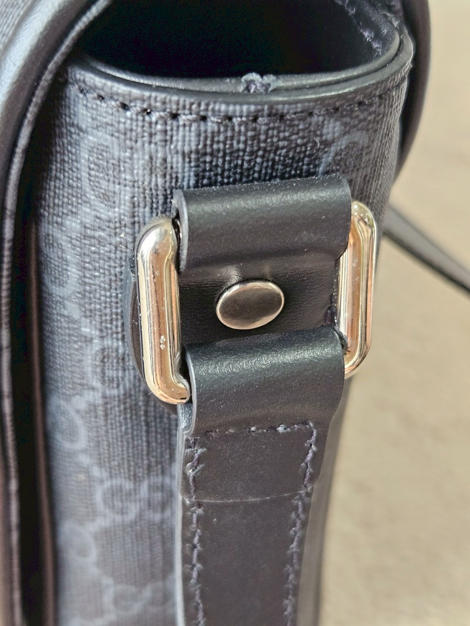 gucci messenger black GG