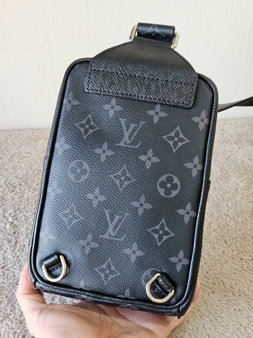 LV Outdoor Slingbag Taigarama Black Microchip