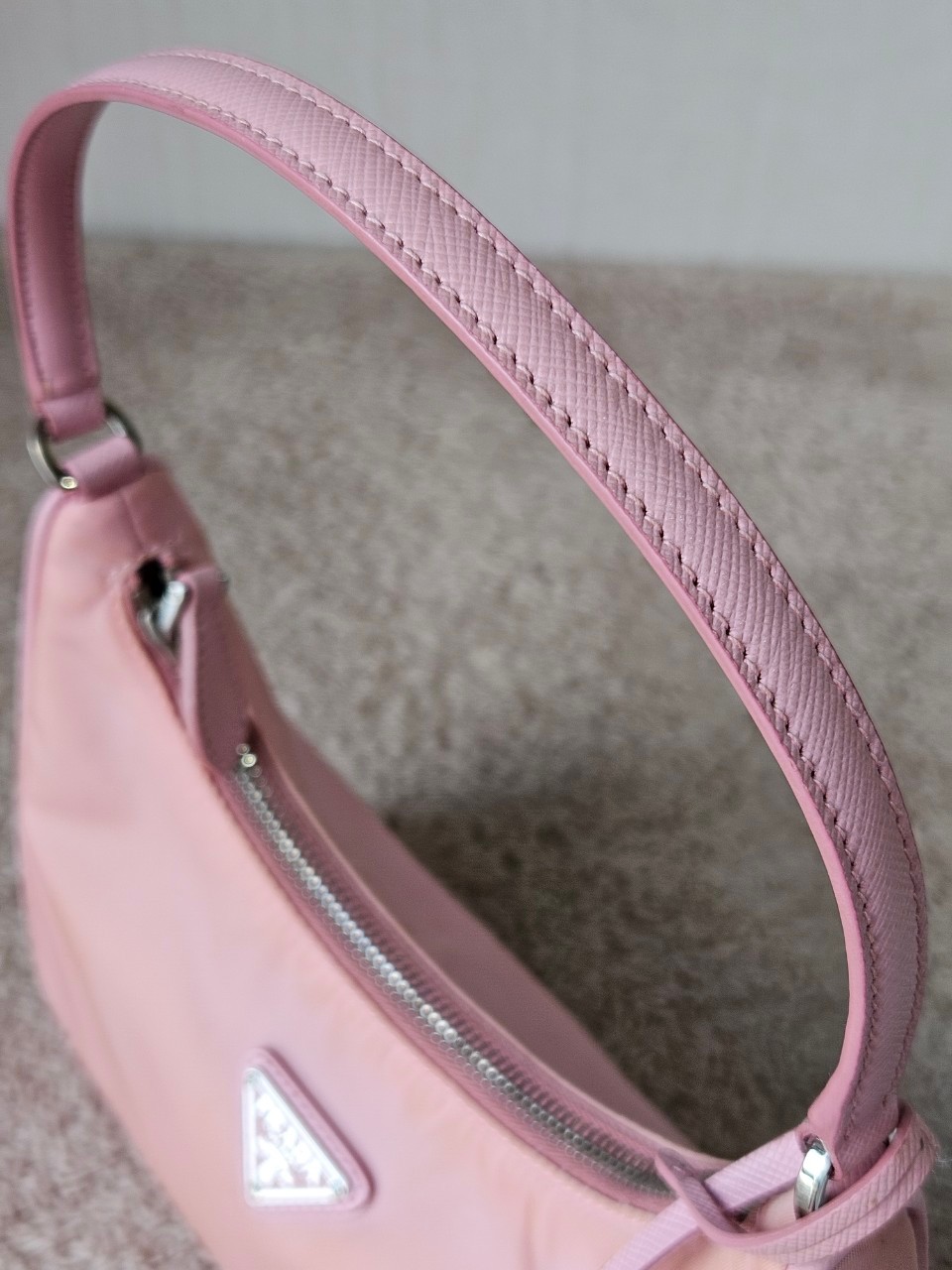 Prada Re-Edition 2005 Re-Nylon หูหนัง สีชมพู