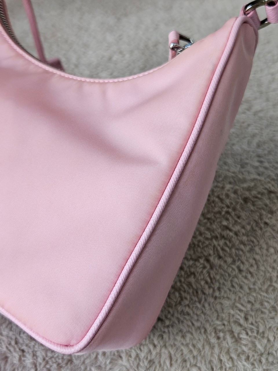 Prada Re-Edition 2005 Re-Nylon หูหนัง สีชมพู