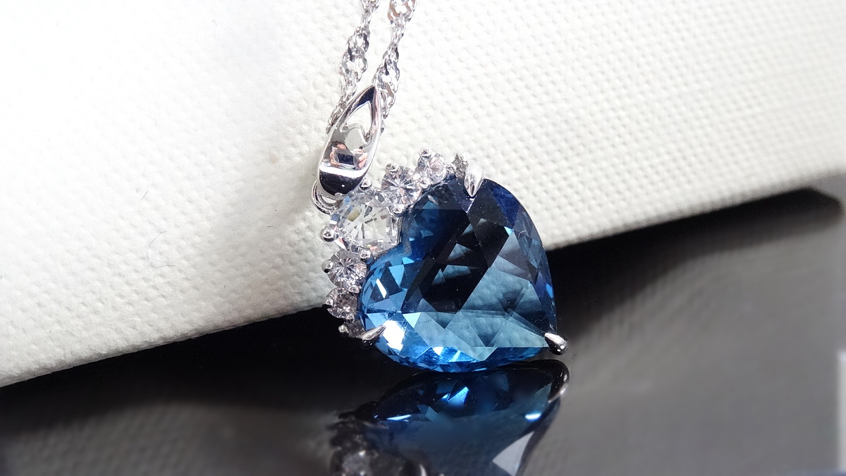 จี้พลอยแท้ พลอยหัวใจสีน้ำเงิน พลอยลอนดอนบลูโทพาส เล่นไฟ ใสวิ๊ง สวยมากๆค่ะ เหมาะสำหรับเป็นของขวัญคนสำคัญในวันพิเศษ ชิ้นงานประณีตสุดๆ