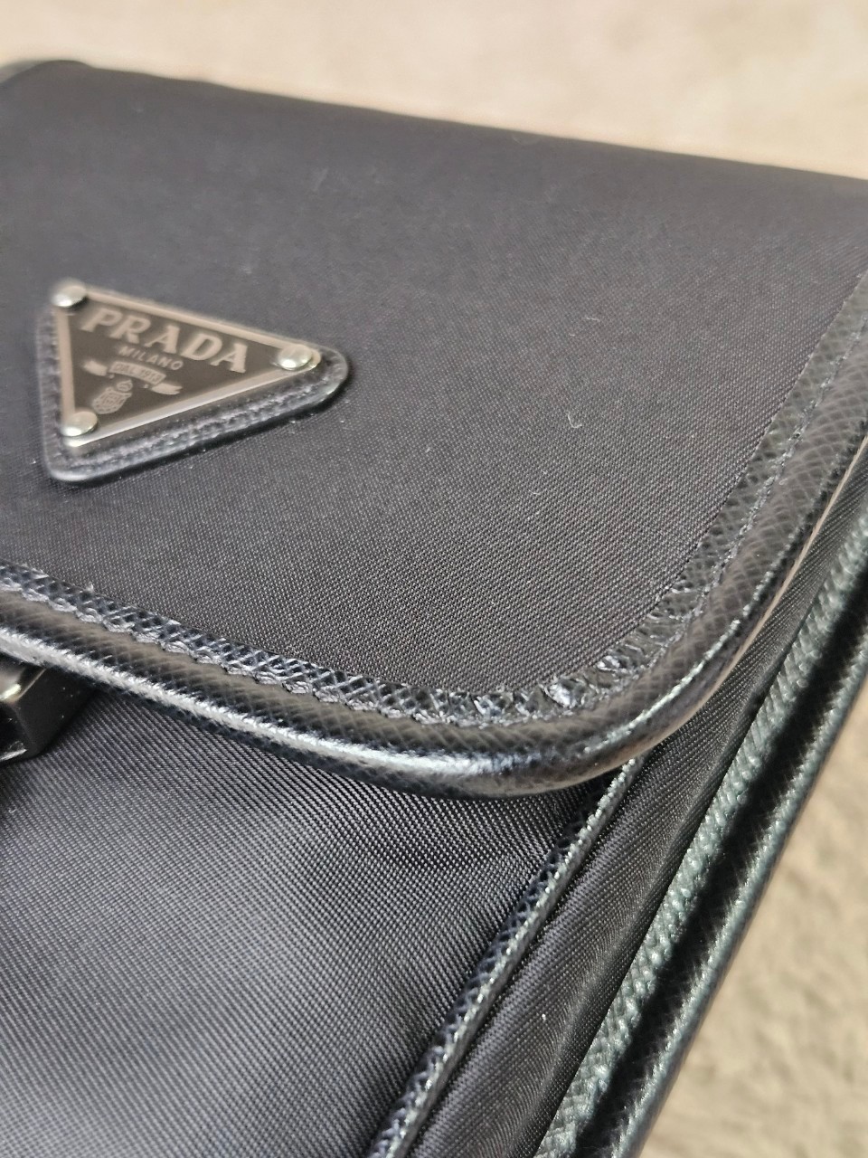 Prada Re-Nylon Smartphone Case สีดำ