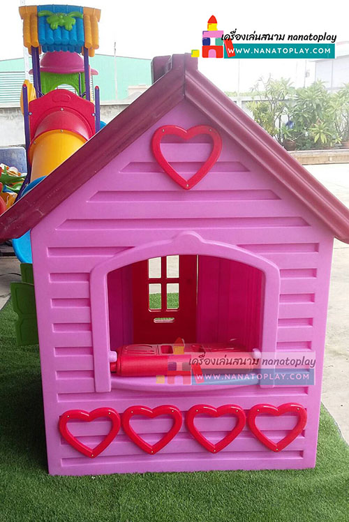 บ้านเด็กเล่นจำลอง บ้านของเล่นเด็กหรรษาสีชมพู มาพร้อมประตู หน้าต่างที่ เปิด-ปิดได้ มีแป้นวาง ลายหัวใจ สีสันสดใส เคลื่อนย้ายง่าย ช่วยสร้างความเพลิดเพลินแก่เด็กๆ