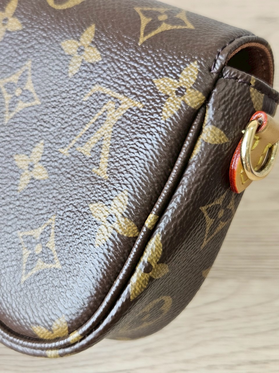 LV Woc Ivy Monogram Microchip