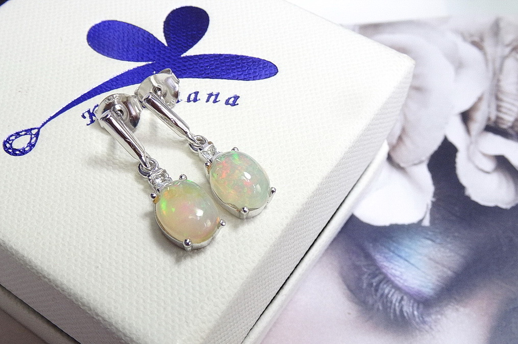 ต่างหูโอปอลสีขาวเหลือบรุ้ง ดีไซน์เรียบแต่เก๋ แมทซ์ได้กับทุกชุด เข้าได้กับทุกสไตล์ ตัวเรือนเงินแท้ silver925 ความยาวต่างหู 2.5 cm.