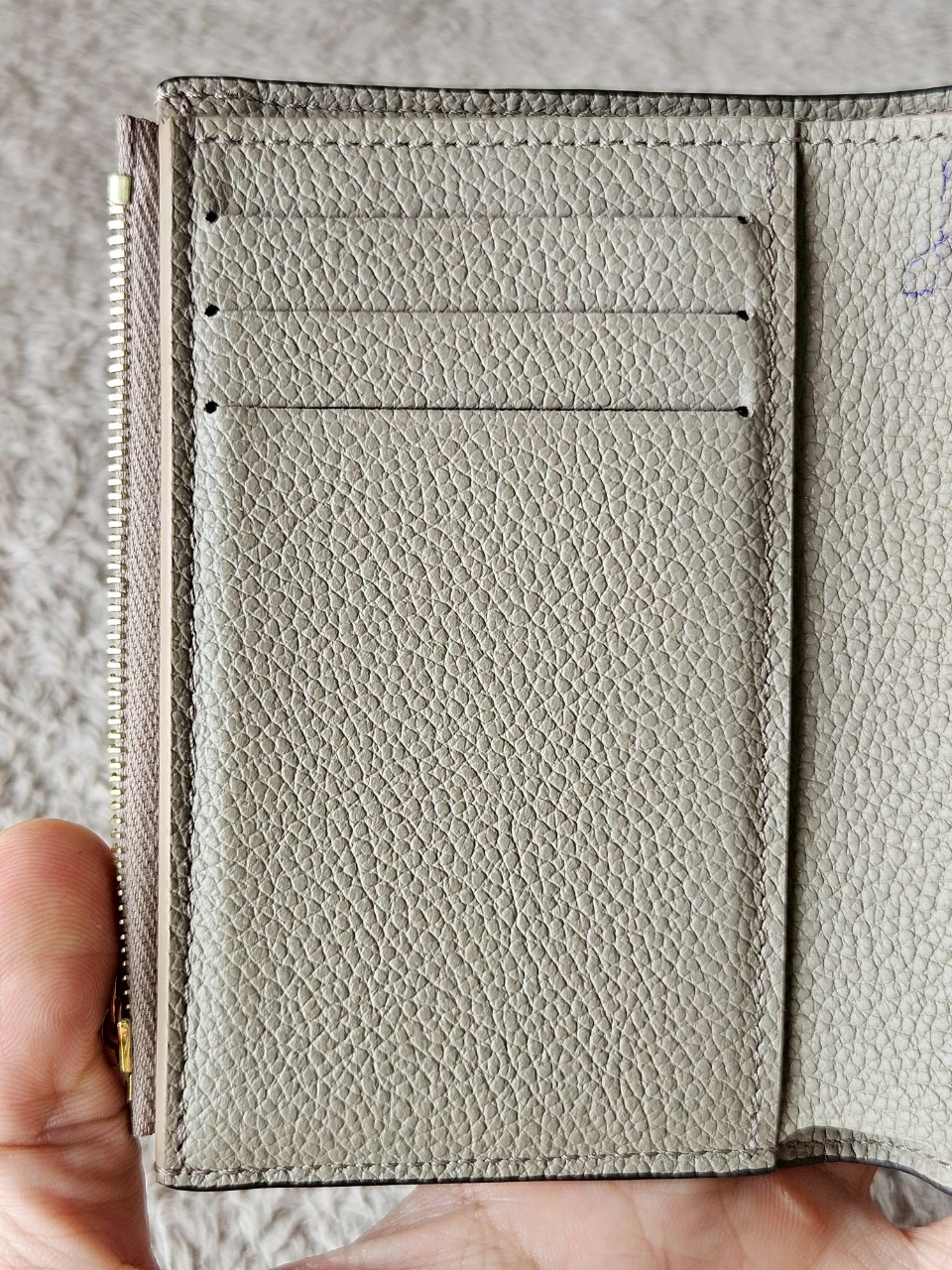 LV M81861 Victorine Mono emp Microchip