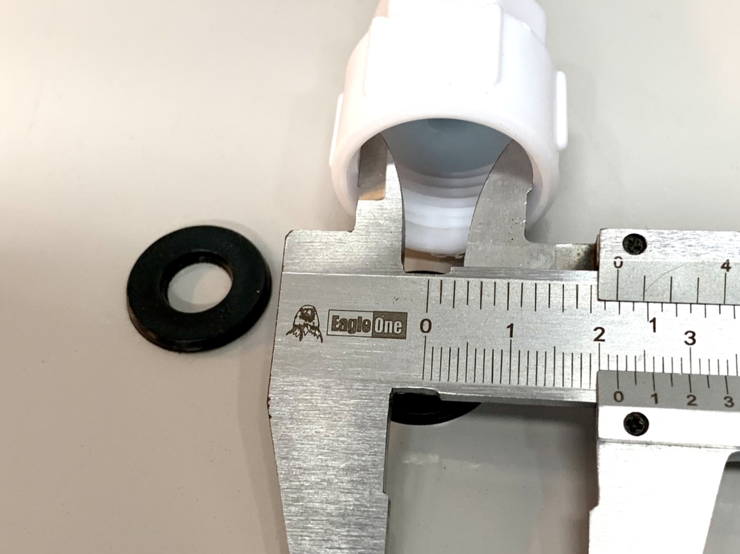 สายชักโครกพีวีซี สีขาว 1/2" x 5/8"