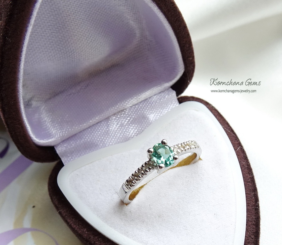 แหวนพลอยเขียวส่อง หรือ green sapphire เขียวส่องเป็นพลอยที่นับวันยิ่งหายากนะคะ วงนี้ออกมาในเฉดสีเขียวมินท์ค่ะ สวยหวาน ดีไซน์เรียบง่าย ใส่ติดนิ้วได้ทุกวัน