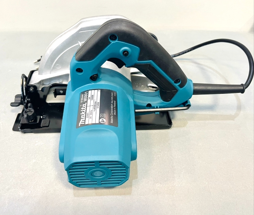 เครื่องเลื่อยวงเดือน 7" M5801B 1050w MAKITA