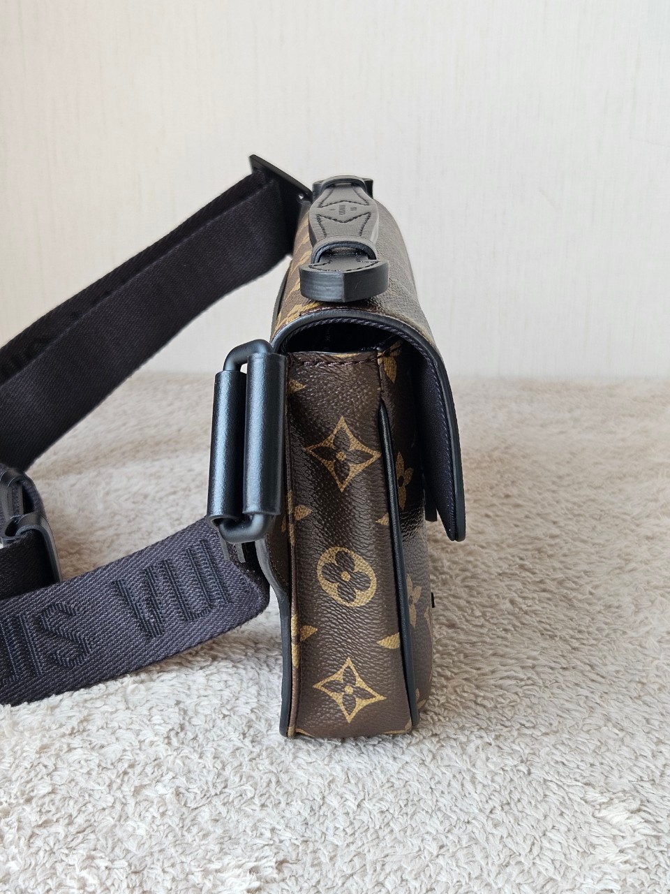 LV S-Lock Slingbag Microchip
