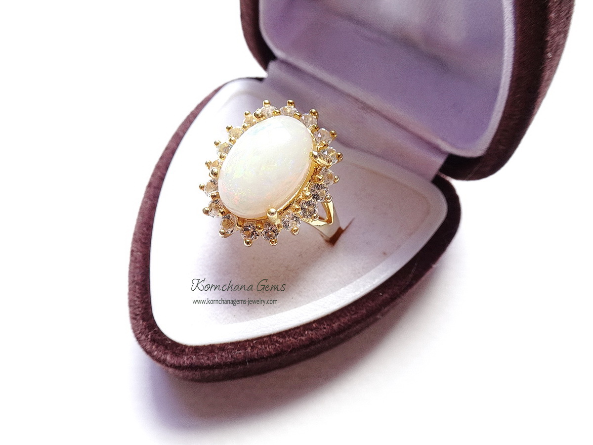 แหวนพลอยแท้สไตล์วินเทจ แหวนโอปอลทรงไข่เจียระไนหลังเบี้ยล้อมเพทายวิ๊งๆ ตัวเรือนเงินแท้ ชุบสีทองอ่อนๆ สวยคลาสสิคตลอดกาล