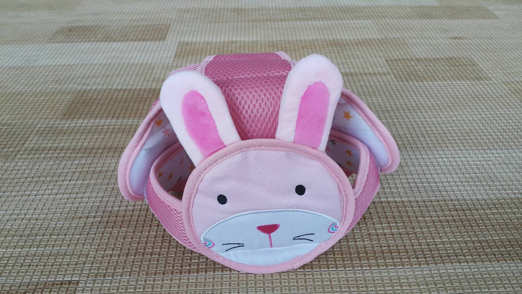 หมวกกันกระแทกป้องกันการกระแทกสำหรับเด็ก * Protect Your baby´s head From injured when learning Walking Crawling or other activities. * 8 Styles for choice ,Suitable for ages 6 months to 6 years old Girl Boy Baby , * The surface layer uses an environmentall