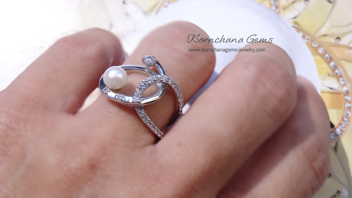 แหวนเพชรสวิสเก๋ๆ แรงบันดาลใจากสัญลักษณ์ infinity สื่อถึงความรัก ความสุขไม่มีวันสิ้นสุด แต่งด้วยมุกแท้สีครีม ฝีมือประณีต รับประกันความพึงพอใจ