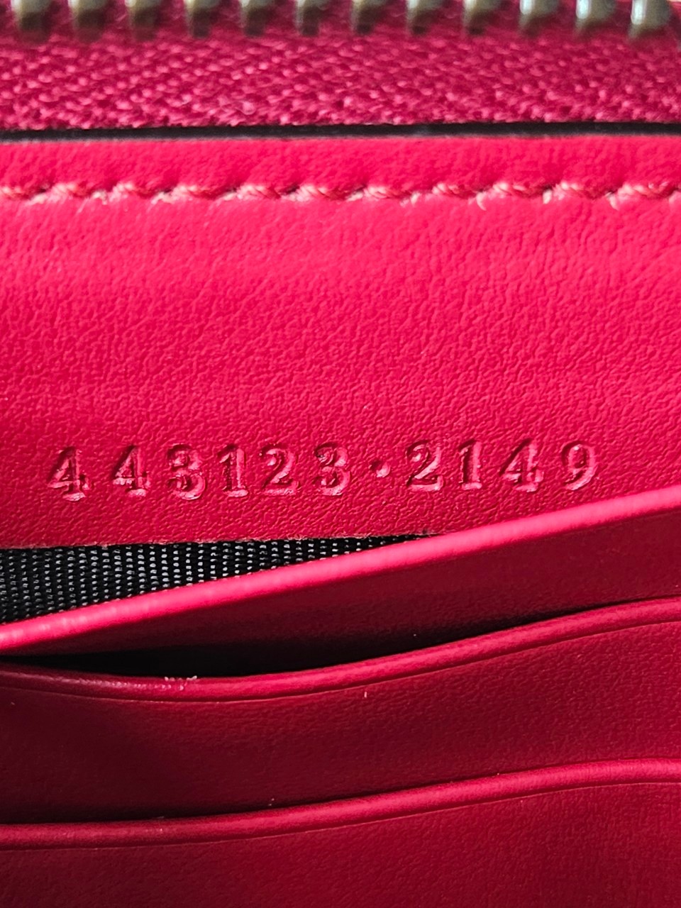 Gucci Marmont Zip Around Wallet สีแดง