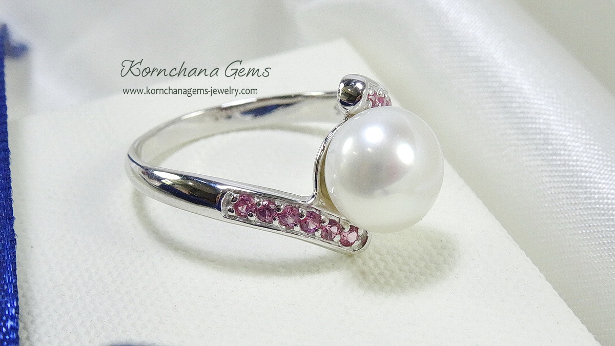 แหวนมุกน้ำจืดแท้สีขาวครีม บ่าข้างฝังพลอยโรโดไลท์สีชมพูหวาน น่ารักมากค่ะ ตัวเรือนเงินแท้ silver925 ชิ้นงานประณีต