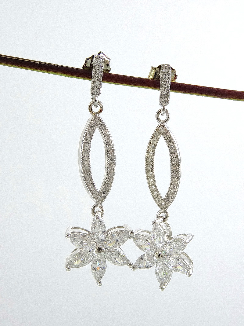 ต่างหูเพชร CZ ต่างหูยาวห้อยดอกไม้ กลีบดอกไม้ฝังเพชร cz ใสวิ๊ง สวยอลังการสำหรับใส่ออกงาน ตัวเรือนเงินแท้