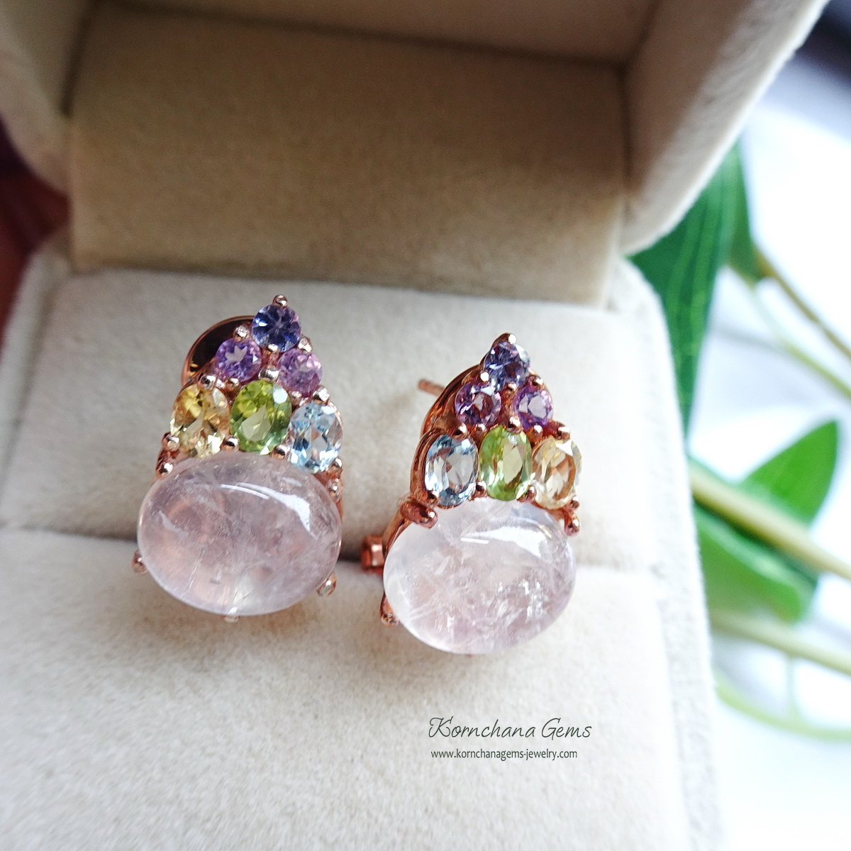 Multicolor earring ต่างหูโรสควอทซ์ถูกใจสายหวาน ด้วยโรสควอทซ์สีชมพูอ่อนใส ละมุนๆ แต่งพลอยหลากสี แมทซ์กับตัวเรือนสีพิงค์โกลด์ น่าร๊ากกกก!!!