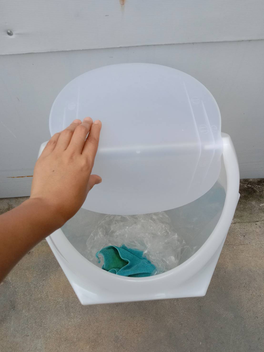 ถังขยะทรงหกเหลี่ยม สีขาวขุ่น ฝาแกว่ง ความจุ 56 ลิตร