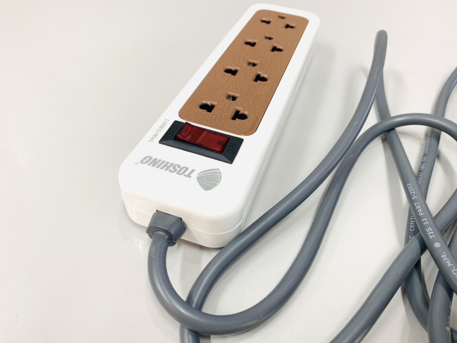 รางปลั๊ก 4 ที่ 3 เมตร โตชิโน 1สวิทซ์