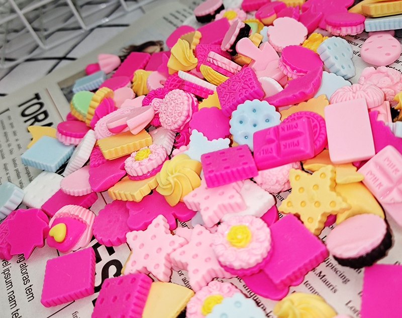 ขายส่ง เรซิ่นตกแต่ง DIY ชุดลายคุ๊กกี้ เค้ก (คละลาย) ประมาณ 100ชิ้น/แพค