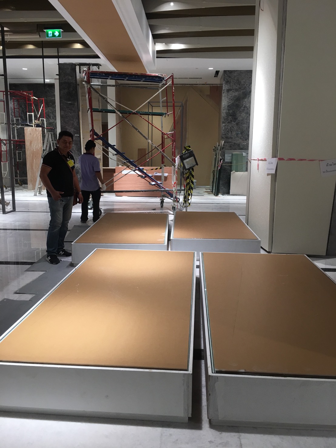 งานผลิตติดตั้ง อะคริลิค 5 มม.วางไฟ ทำสี ติดอะคริลิค่ใส 15 มม. พร้อมติดตั้งราคาโรงงาน