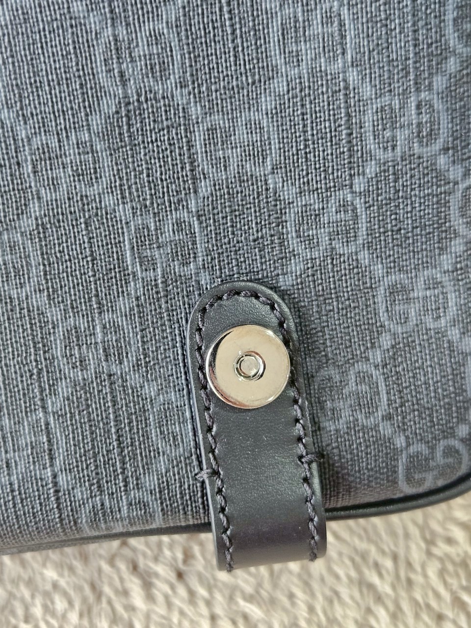 gucci messenger black GG